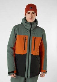 Heren geïsoleerde jas met een meerkleurig ontwerp: groen, oranje en zwart. Gladde textuur met ritszakken en een capuchon.