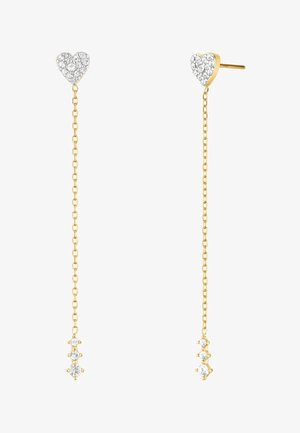 Pendientes de cadena dorada con partes superiores en forma de corazón incrustadas con cristales transparentes y tres pequeños cristales colgando de los extremos de la cadena.