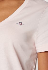 GANT SHIELD V-NECK  - Paprasti marškinėliai - faded pink