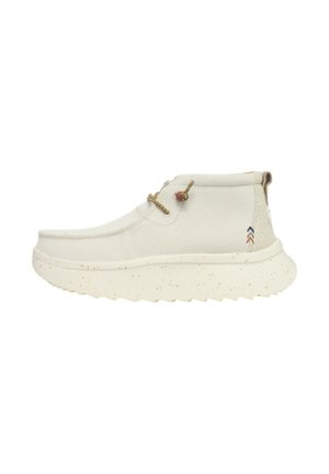 Stivali chukka beige con tomaia in tessuto testurizzato, suola in gomma maculata, due lacci decorativi e un emblema multicolore sul tallone.