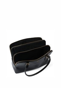 Μαύρη δερμάτινη τσάντα με δομημένο σχήμα, διαθέτει τρεις θήκες, φερμουάρ σε χρυσό χρώμα και υφή με ανάγλυφη επιφάνεια. Απλός σχεδιασμός λαβής.