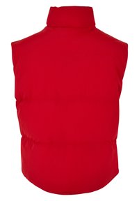 Rote ärmellose Pufferweste mit hohem Kragen, die eine glatte, glänzende Oberfläche und Seitennähte aufweist, ideal zum Layering.
