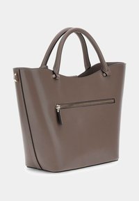 Bolsa tote sintética marrón con dos asas, un bolsillo delantero con cremallera y una textura suave. Presenta líneas elegantes y un diseño minimalista.