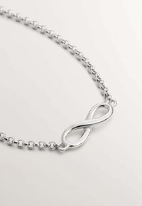 Collar de plata en forma de infinito con un colgante de símbolo infinito liso y pulido en una cadena enlazada. Diseño minimalista con acabado brillante.