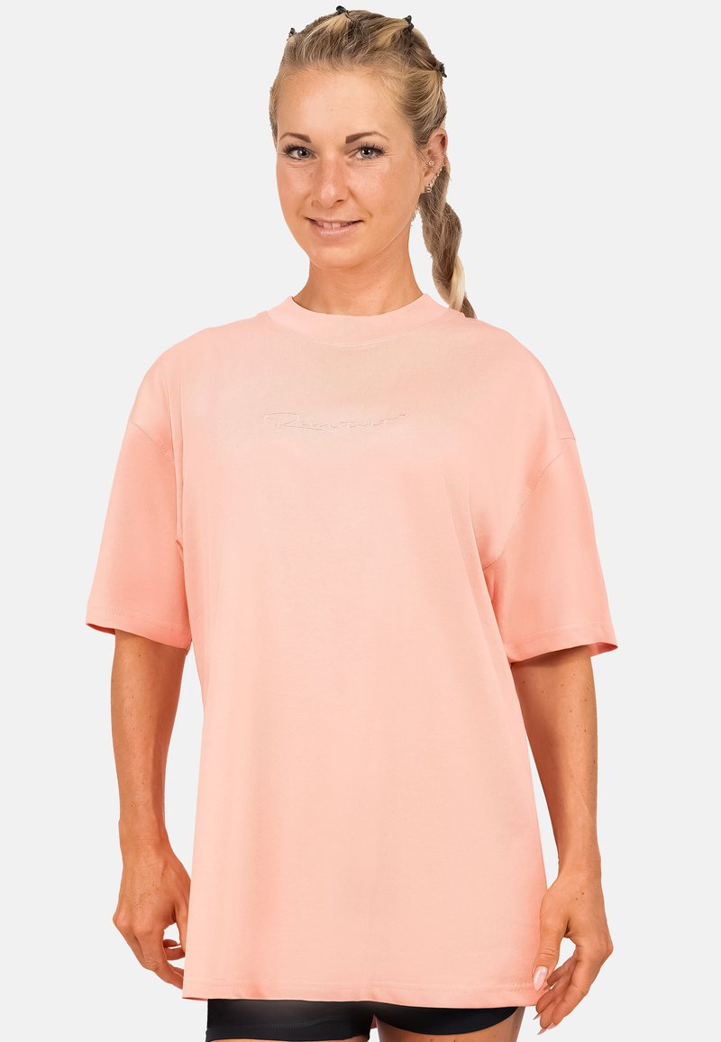 Lichtroze oversized T-shirt met korte mouwen. Heeft een ronde hals en een subtiele geborduurde logo op de borst. Zachte textuur.