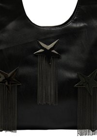 Zwarte neplederen tas met drie glanzende zwarte steraccenten, elk met cascaderende metalen kettingen voor textuur en detail.