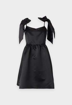 Μαύρο βελούδινο φόρεμα με εφαρμοστό κορσέ, φουσκωτή φούστα και oversized ιμάντες σε μορφή φιόγκου. Απαλή υφή και ελαστική μέση για επιπλέον άνεση.