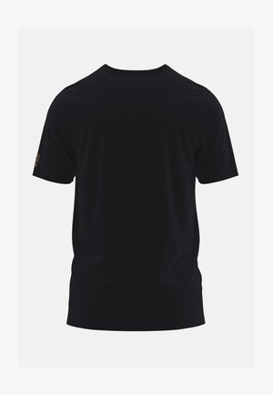 Camiseta de manga corta negra hecha de una tela suave; presenta un escote redondo y un diseño minimalista; incluye un pequeño detalle de logotipo en la manga.