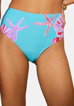 Bas de maillot de bain taille haute en bleu clair, décoré de motifs colorés d'étoiles de mer et de coquillages. Fabriqué en matériau lisse et extensible.
