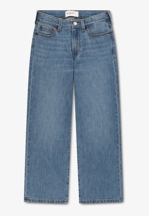 Niebieskie szerokie dżinsy z denimu z guzikiem i suwakiem z przodu, szlufkami na pasek oraz wzorem z pięcioma kieszeniami, ułożone płasko na białym tle.