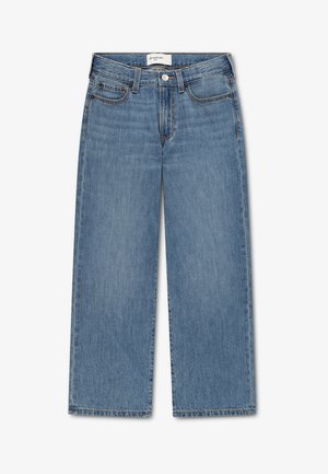 Blaue Denim-Jeans mit weitem Bein, vorne Knopf und Reißverschluss, Gürtelschlaufen und Fünf-Taschen-Design, flach auf weißem Hintergrund liegend.