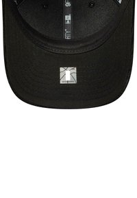 Cappello nero con visiera piatta e superficie in tessuto liscio. Presenta un logo quadrato con contorni bianchi sul pannello centrale frontale.