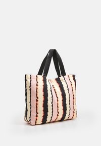 Borsa a spalla colorata con un motivo a strisce ondulate in rosa, beige, nero e rosso. Presenta due manici in tessuto nero e un materiale morbido.