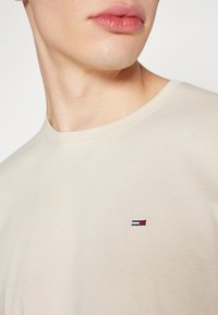 Tommy Jeans SLIM TEE - T-shirt - bas - newsprint