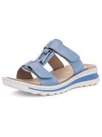 Lichtblauwe sandaal met open tenen, verstelbare stoffen banden, metalen gespsieraden, beige gevoerde voetzool en witte golvende rubberen zool.