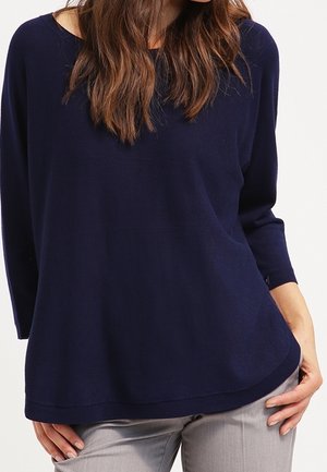 Navyblauer Pullover aus weichem Stoff mit lockerer Passform, langen Ärmeln, rundem Halsauschnitt und abgerundetem Saum. Keine sichtbaren Muster oder Akzente.