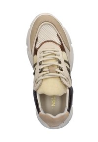 Beige und braune Sneaker mit Mesh- und Lederüberzügen, runder Zehenpartie, gepolsterter Zunge und Schnürsenkeln; strukturierte Materialien und kontrastierende Farben.