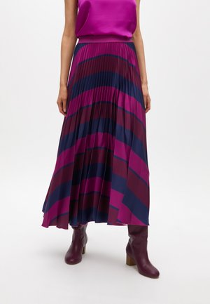 Jupe plissée mi-longue en rayures violet et bleu foncé. Fabriquée en tissu lisse, avec une taille ajustée et un design fluide.