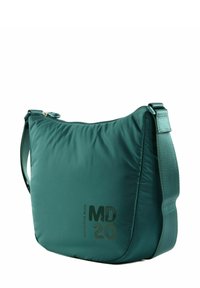 Sac d'épaule en nylon vert avec une texture matelassée, doté d'une fermeture éclair, d'une bandoulière ajustable et du logo "MD 20" en finition brillante.
