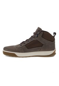 Sneaker alte marroni con tomaia in suede, inserti in mesh, occhielli rinforzati e suola in gomma imbottita. I lacci presentano fili multicolore.