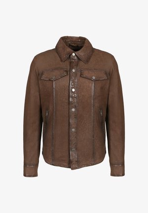 Veste en cuir marron avec fermeture à boutons, deux poches poitrine à rabat avec des pressions, deux poches latérales zippées, et un col classique.