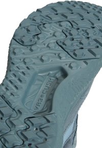 Sula till sko med strukturerad gummi, med hexagonala och triangulära mönster, i en dämpad blågrå färg med subtil detalj av varumärke.