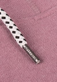 Roze stof met een textuur, met een zwart-wit gevlochten koord en een metalen aglet waarop "SPITZBUB" is ingegraveerd.