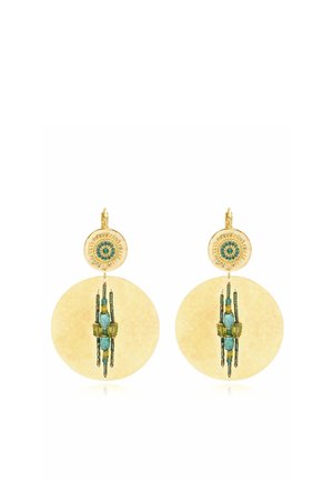 Boucles d'oreilles rondes goutte en or avec des accents de perles turquoise et vertes, présentant un design soleil en haut et un travail de perles vertical sur les grands cercles.