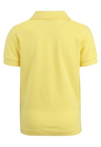 Gul pikétröja, tillverkad av texturerad bomull, med klassisk krage och korta ärmar. Inga synliga logotyper eller mönster på baksidan.