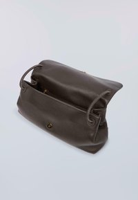 Tmavě hnědá kožená kabelka s hladkým povrchem, se dvěma držadly, zipovou kapsou a zlatým knoflíkem jako detailem.