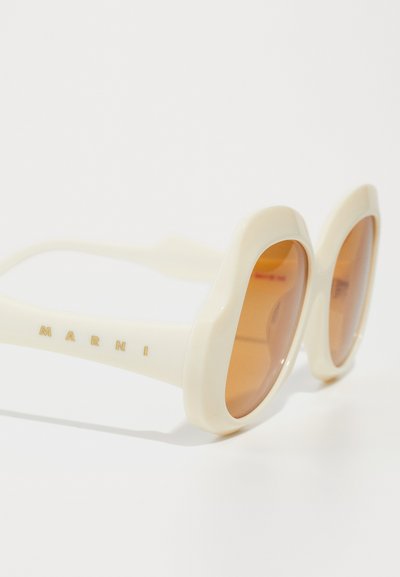 Ochelari de soare supradimensionați, albaștri, cu lentile maro, având un cadru din plastic neted și numele brandului "MARNI" scris cu litere aurii pe laterale.