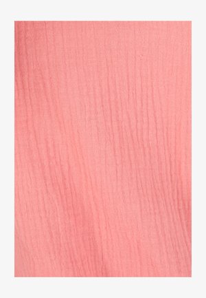 Zacht roze stof met een subtiele gerimpelde textuur en een lichte, ademende weving.