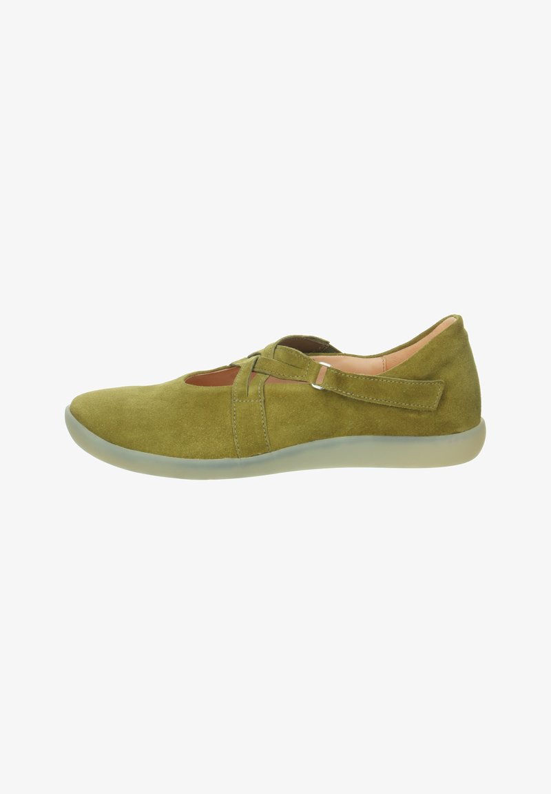 Chaussure en cuir suédé vert avec une texture lisse, présentant un design découpé, une sangle ajustable et une semelle en caoutchouc translucide.