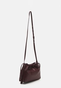 Calvin Klein Jeans GATHERED CROSSBODY - Torba čez telo - cherrywood