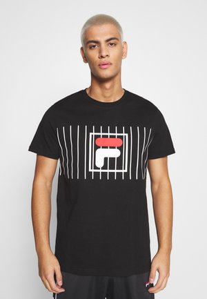 T-shirt in cotone nero con un logo centrale bianco e rosso, arricchito da strisce verticali bianche. Maniche corte e collo tondo.