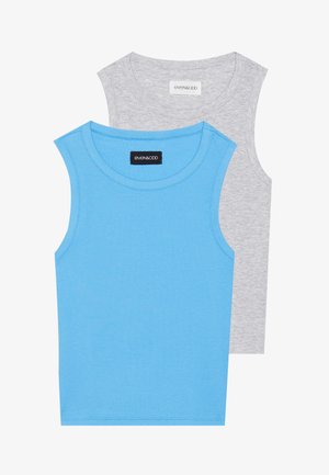 Deux tops sans manches : un en bleu clair, l'autre en gris clair. Les deux ont une texture côtelée et des encolures arrondies. Étiquette de marque visible.