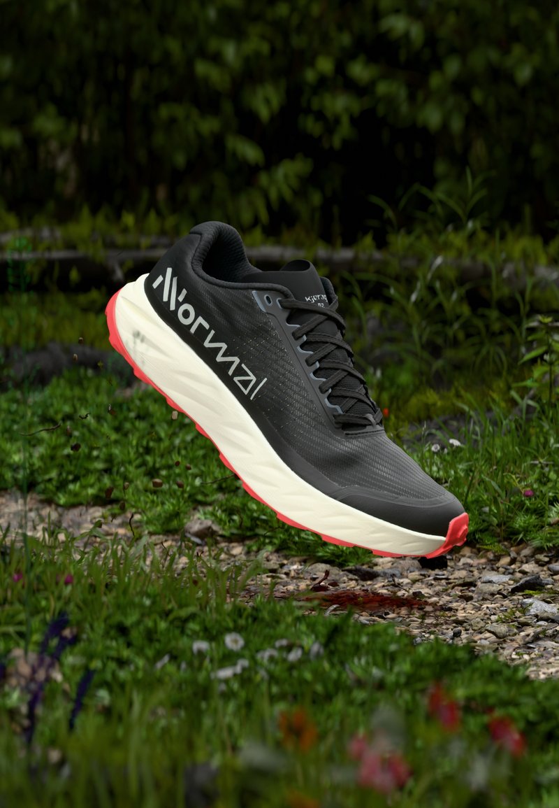 Chaussure de course noire avec un dessus texturé, une semelle extérieure rouge vif et une semelle intermédiaire blanche. Comprend des lacets et un logo sur le côté.