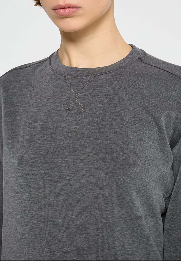 Grauer Sweatshirt mit Rundhalsausschnitt, ausgestattet mit strukturiertem Stoff, einem dezenten Kreuzstichdetail und flachen Nähten, die eine glatte Oberfläche betonen.