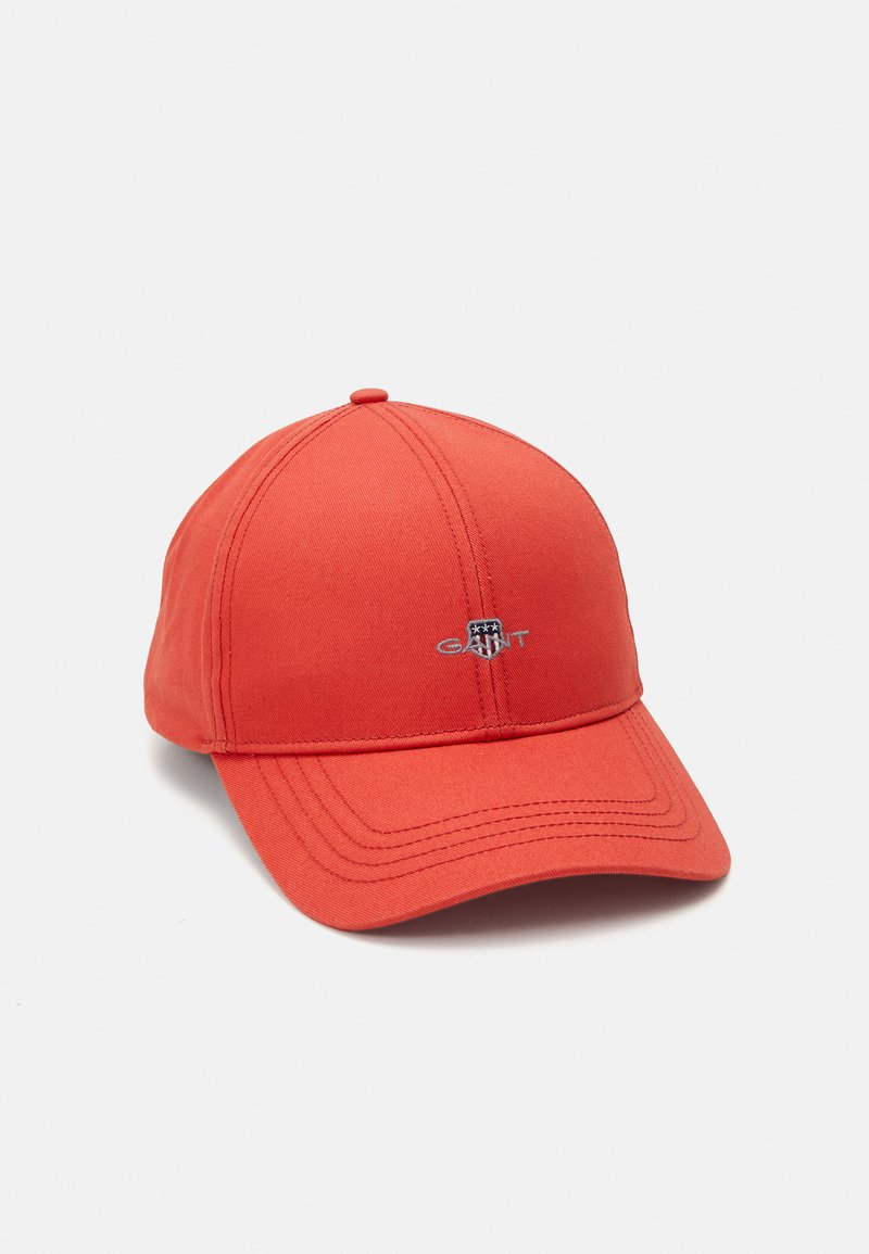 Șapcă roșie din bumbac cu vizieră curbată, design cu șase panouri și logo brodat în față. Are accente de cusătură și o coroană rotundă.