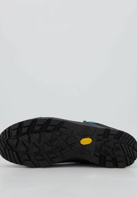 Zwarte hiking schoenzool met diepe profielen, voorzien van een geel Vibram-logo. Verstevigde randen en textuurpatronen bieden grip en duurzaamheid.