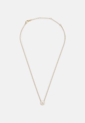 Delicado collar de cadena de oro con un pequeño colgante redondo que presenta una gema central clara y un borde texturizado.