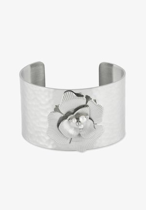 Brățară lată din argint cu textură ciocanită, având o ornamentație mare în formă de floare din argint, cu perle albe mici în centru.