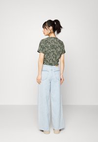 Vero Moda Petite VMEASY  - Blusa - laurel wreath