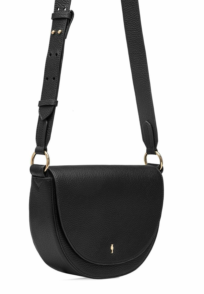 Czarna skórzana torebka crossbody z zaokrągloną klapą, teksturowanym wykończeniem i złotym okuciem. Regulowany pasek z wieloma otworami do dostosowania długości.