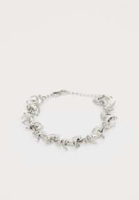 Ezüst karkötő, amely bonyolultan kidolgozott, mozgó lófigurákat tartalmaz, finom lánccal összekapcsolva és kapoccsal rögzítve.