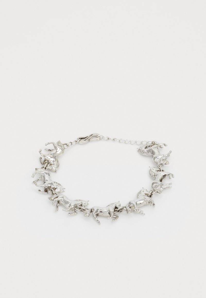 Ezüst karkötő, amely bonyolultan kidolgozott, mozgó lófigurákat tartalmaz, finom lánccal összekapcsolva és kapoccsal rögzítve.