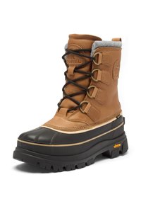Tan-nahkahuilu, jossa on harmaa fleece-vuori, musta kumikärki, metalliosat ja paksu Vibram-pohja. Varustettu näyttävällä nauhoitusjärjestelmällä.