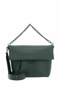 Sac à main en cuir vert avec fermeture à rabat, équipé d'une bandoulière en chaîne et d'une sangle d'épaule amovible, texture lisse et marquage minimal.