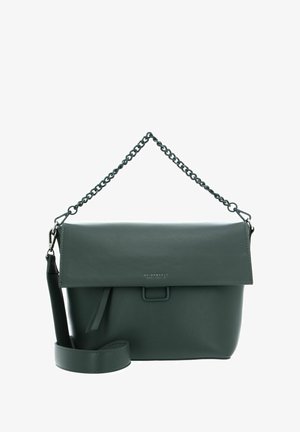 Sac à main en cuir vert avec fermeture à rabat, équipé d'une bandoulière en chaîne et d'une sangle d'épaule amovible, texture lisse et marquage minimal.