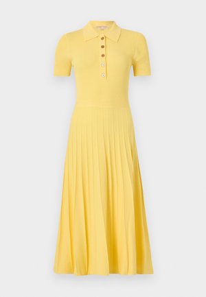 Vestido corto de manga corta amarillo con costillas, cuello, cuatro botones delanteros, cintura ajustada y falda plisada en línea A que se extiende por debajo de las rodillas.